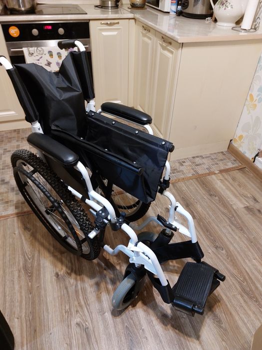 Кресло коляска, прогулочная, есть вторая, шины другие комнатные