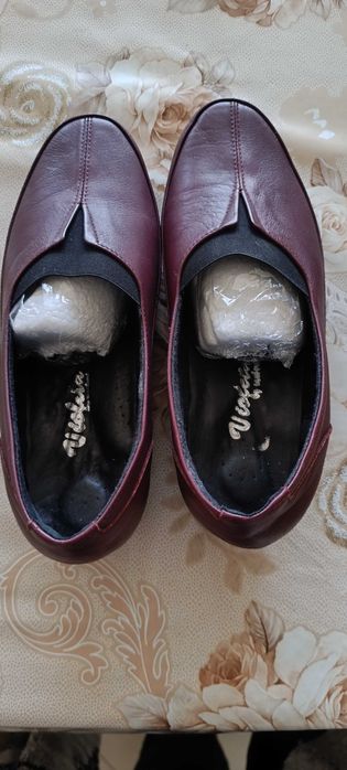 Обувки от естествена кожа с ластик отпред подходящи за широк крак