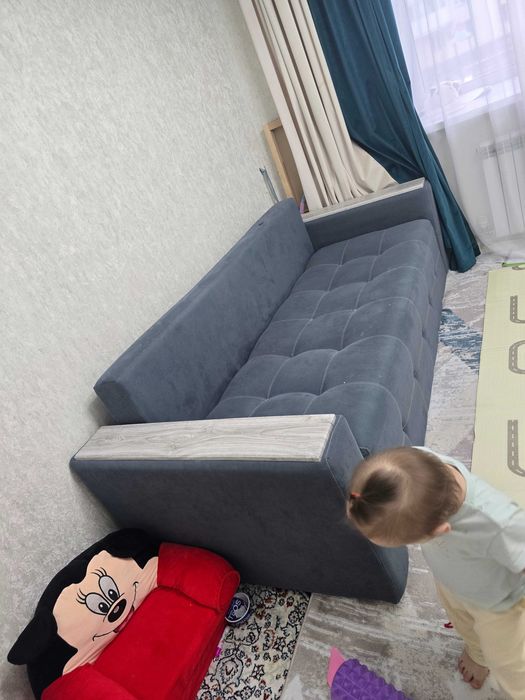 Продам диван среднего размера