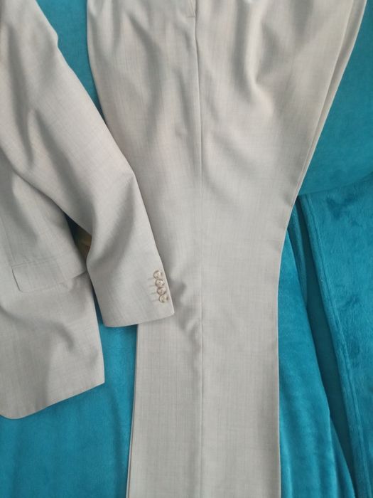 Vând costum haine barbatesc mărimea 52., bej