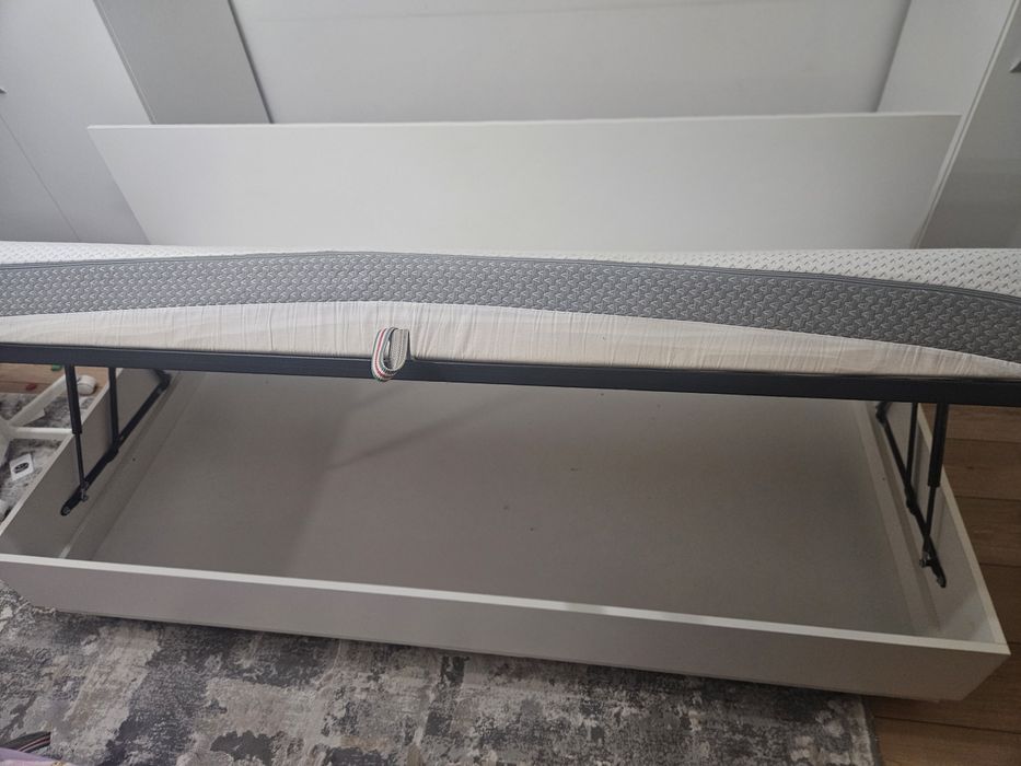 Vând 2 paturi 90×200 cu tot cu saltea si somiera cu telescoape