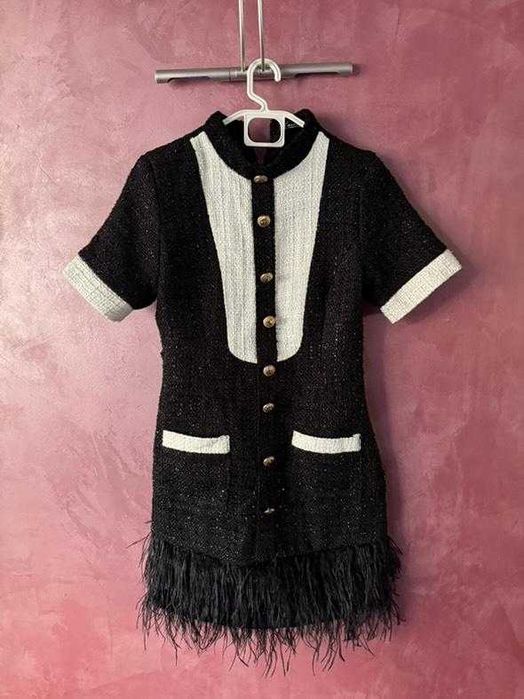 Туид рокля със естествени пера