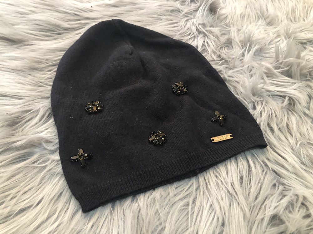 Дамска шапка Guess