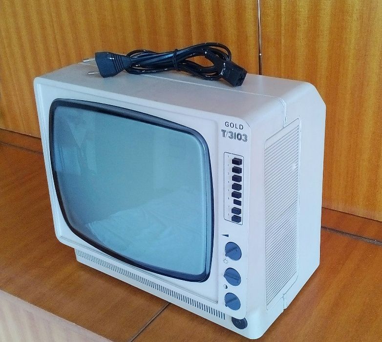 Телевизор -стар модел иначе е нов,не е изпозван никога -перфектен !