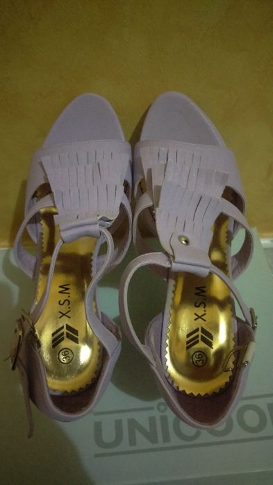 Сандали с ресни на ток