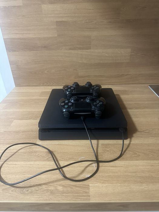 Playstation 4 slim със 2 джойстика