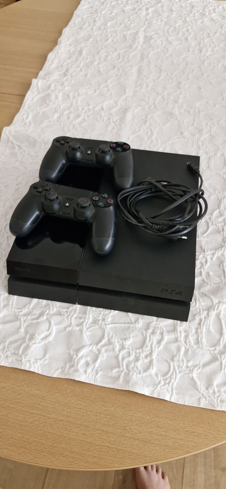 Vând PS4 Slim cu 2 controlere
