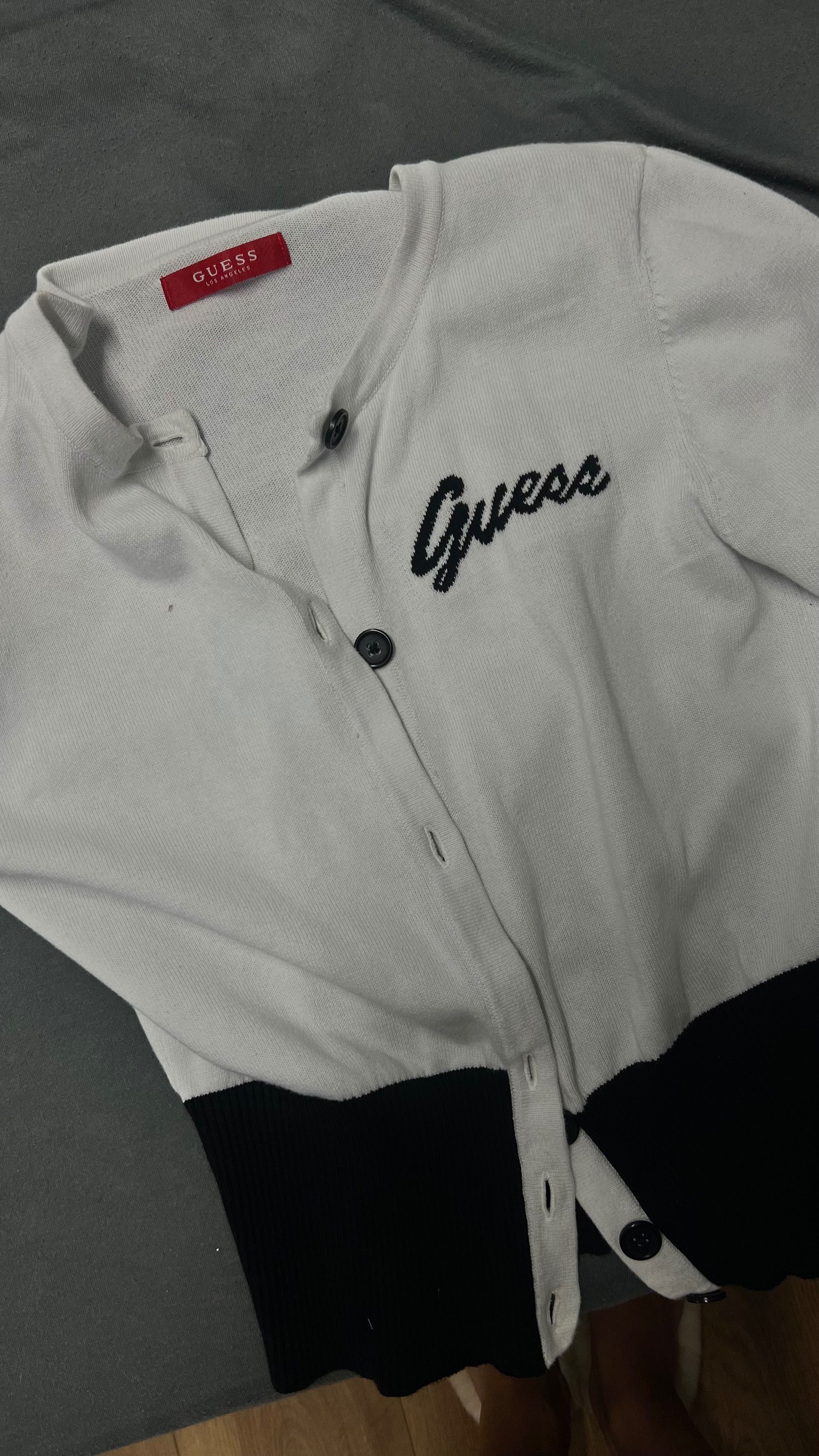 Жилетка на марката Guess