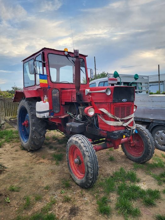 Vând tractor universal U650