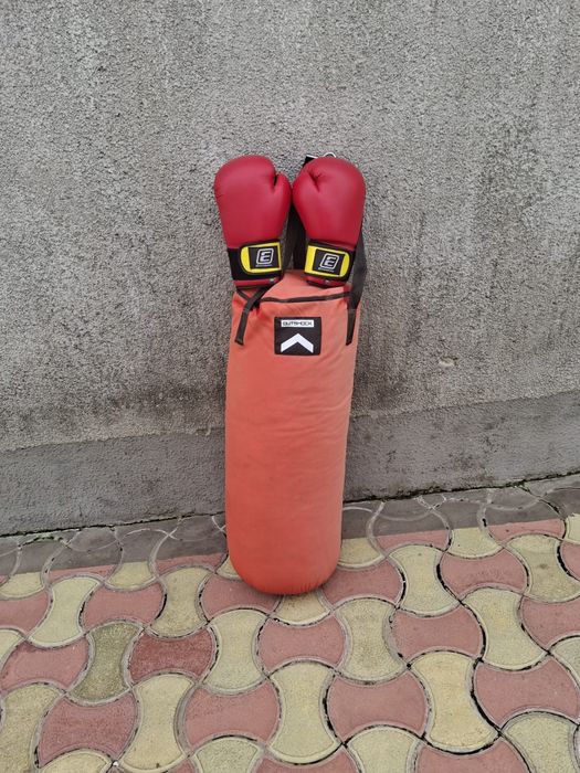 Vând sac de box+ manusi