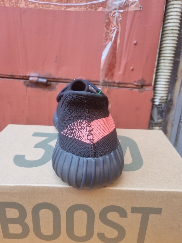 adidas Yeezy Boost 350 V2
Core Black Red (2016/2022)