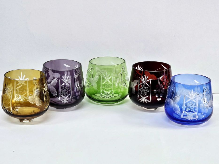 Висококачествен ръчно шлифован цветен 24% РВО кристал.