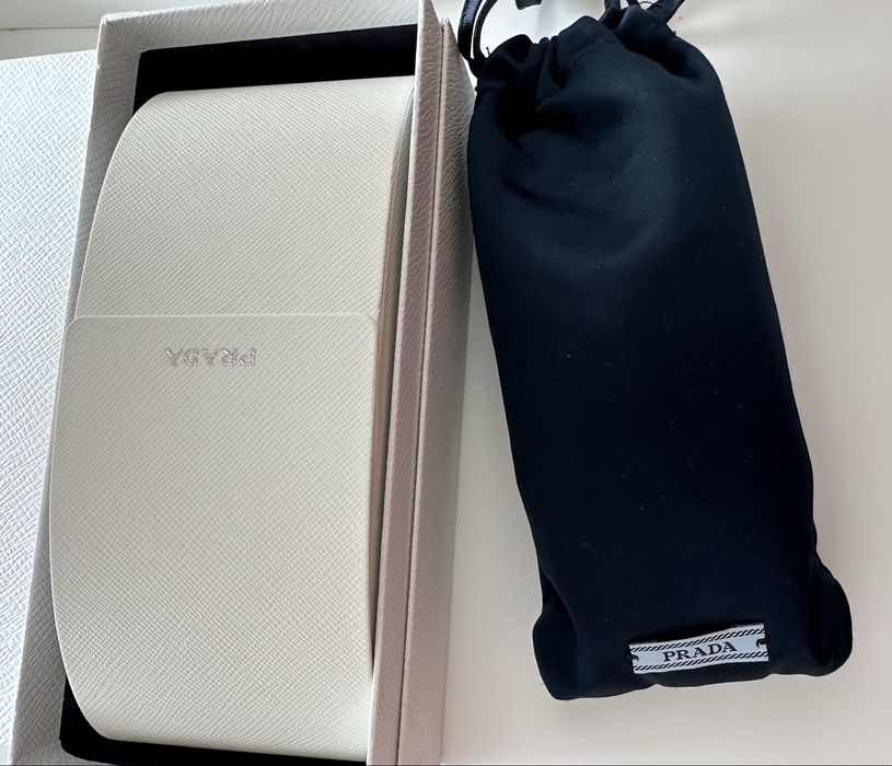 Слънчеви очила PRADA с бели рамки. Оригинални