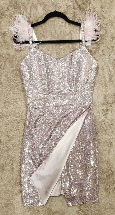 Rochie roz cu paiete si pene