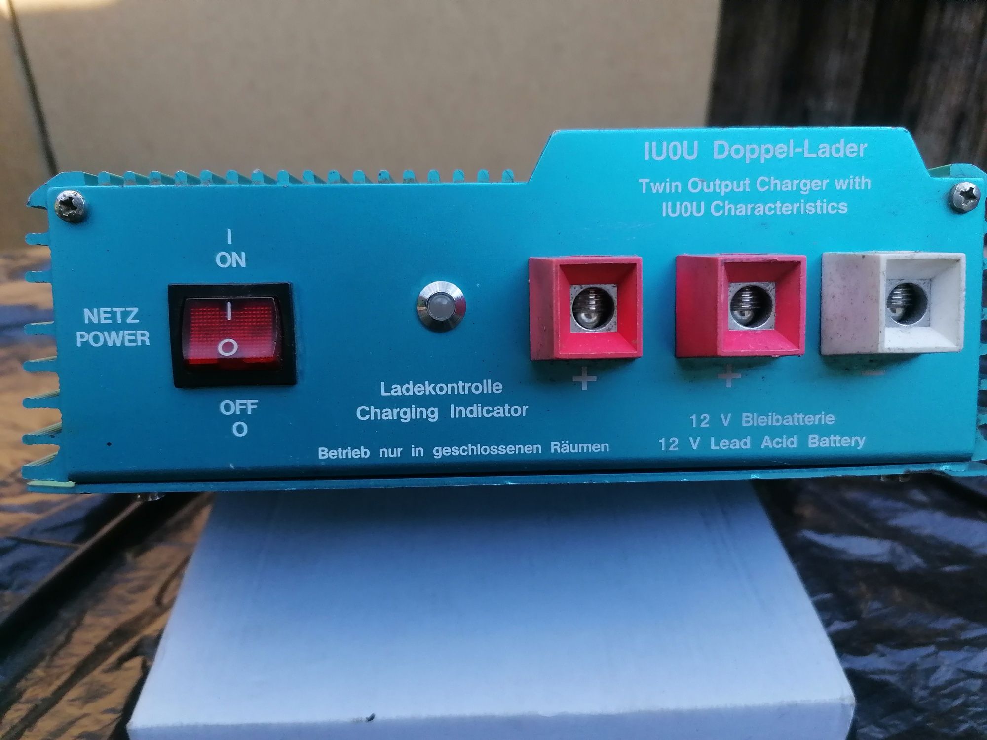 Vând redresor 12v electronic pt. acumulatori 55-100 Ah