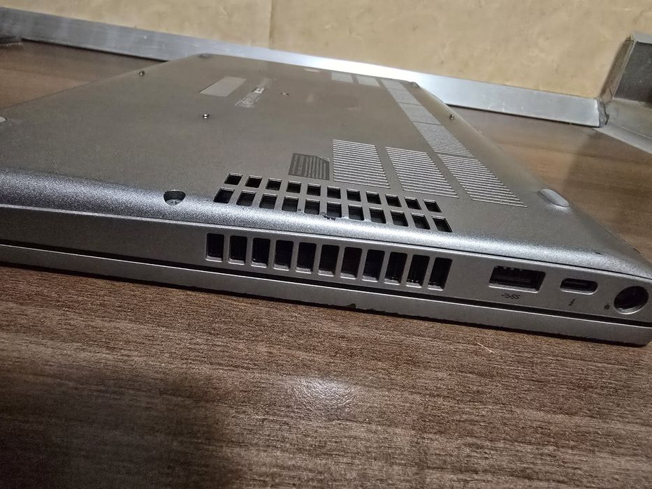 Dell Precision 3551 - I7-10850H 2.7 GHz