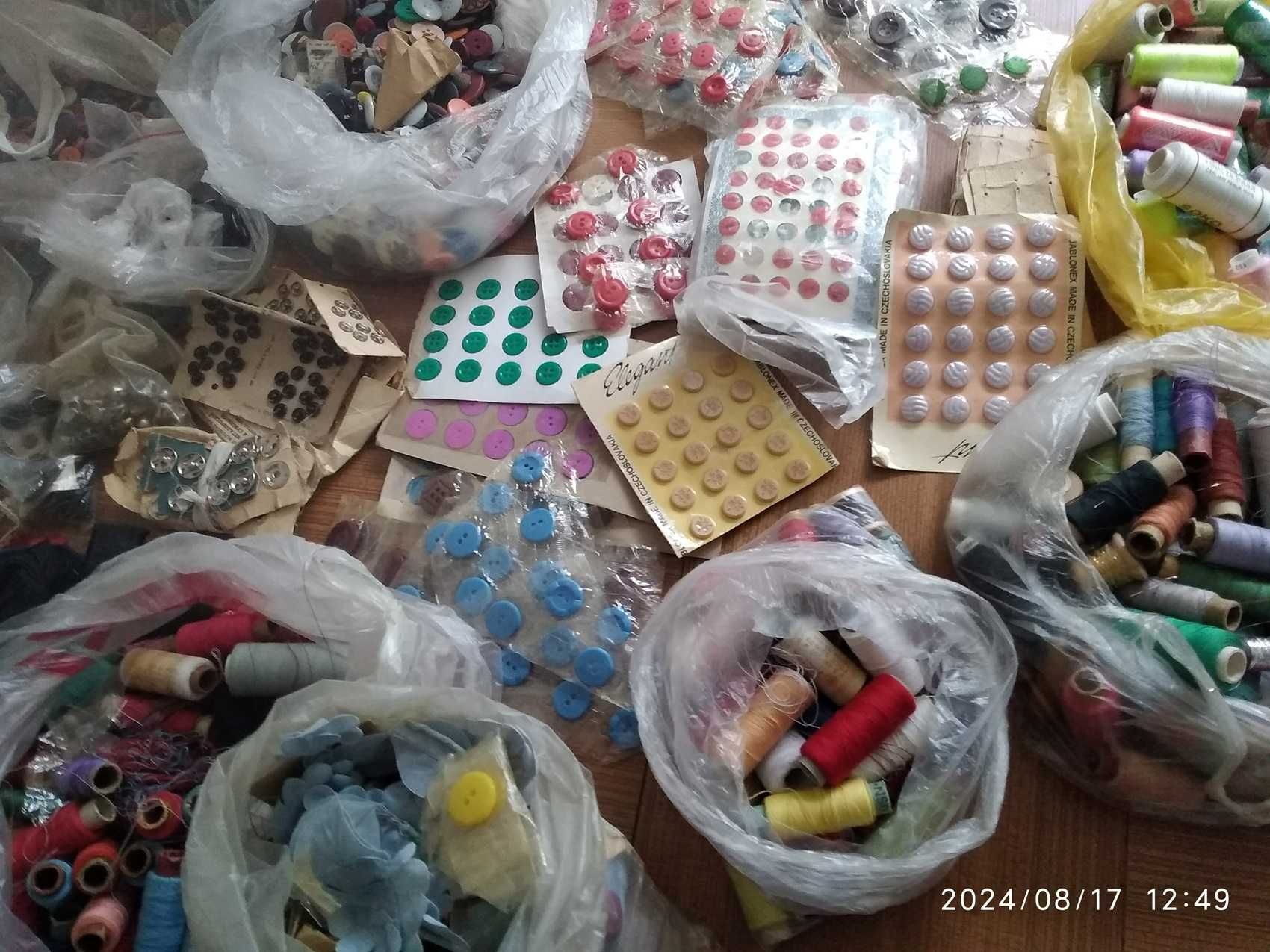Срочно продам пуговицы и нитки разных размеров и цветов для шитья.
