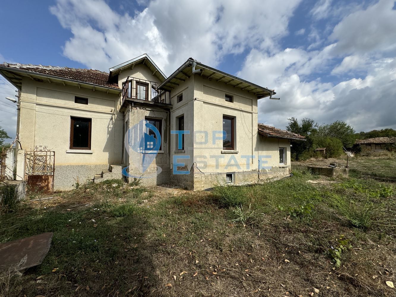 Тухлена къща с голям двор в село Горско Ново село, област Велико Търн