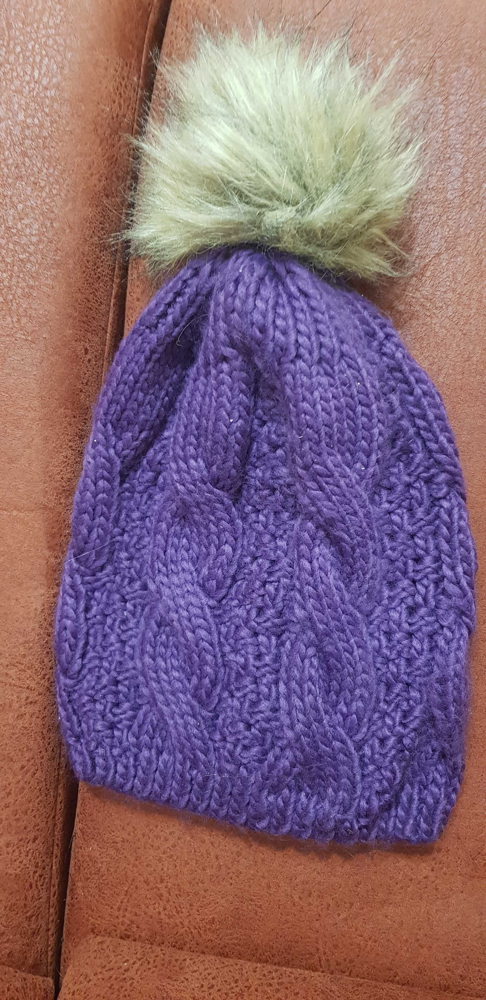 Плетена шапка с пискюл