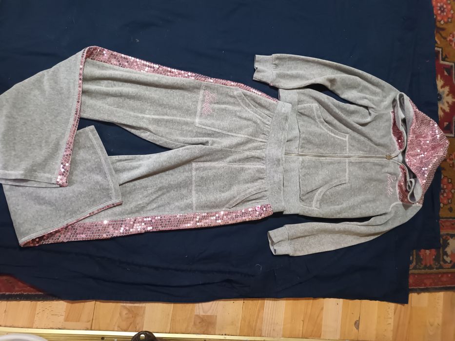 Продам 2 спортивных костюма на девочку