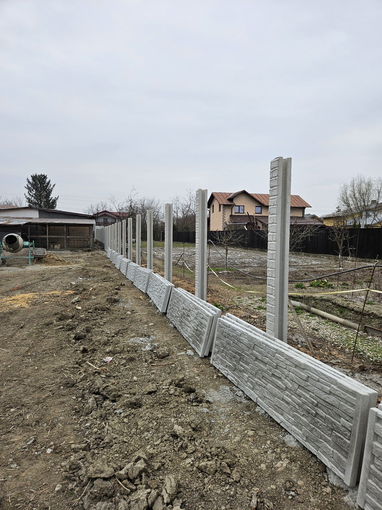 Gard beton, montaj placi și stâlpi