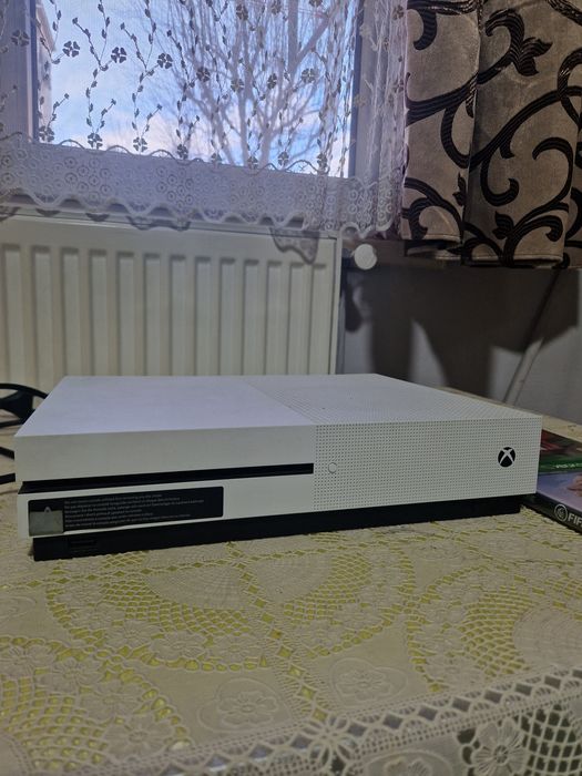 Vand xbox one s fara maneta 500GB !