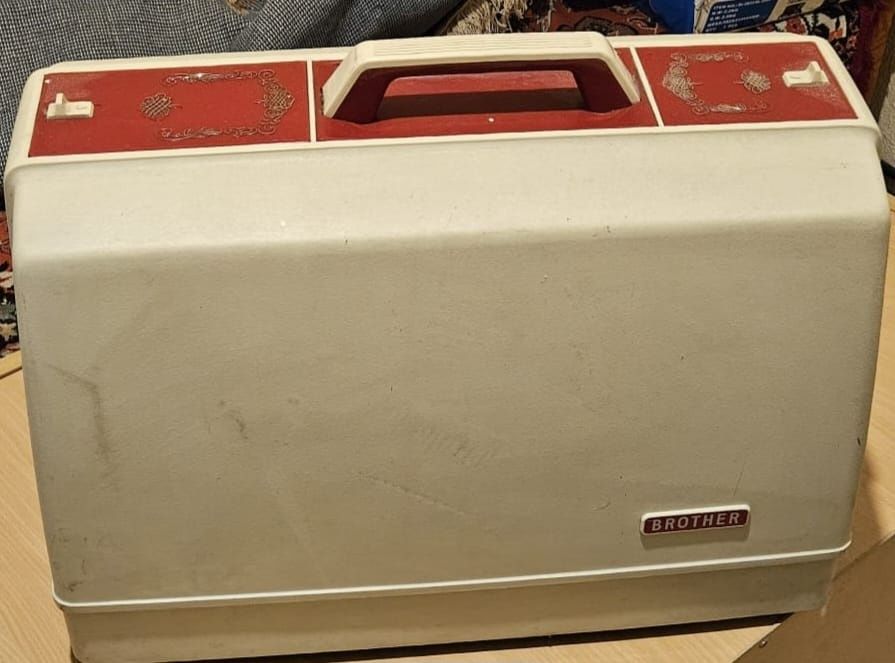 Vând mașină de cusut Brother Pacesseter 607
