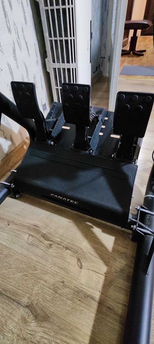 Волан с педали Fanatec CSL Elite.