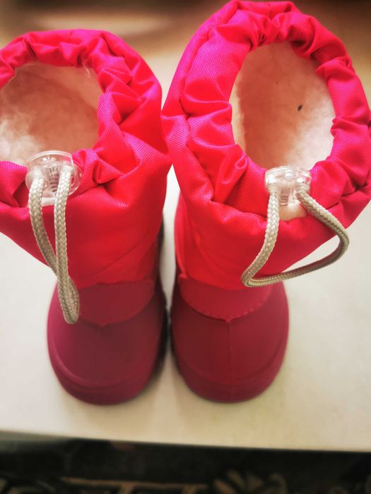 Бебешки апрески, нови,неизползвани!20 номер отговарящ на стелка 12.5см