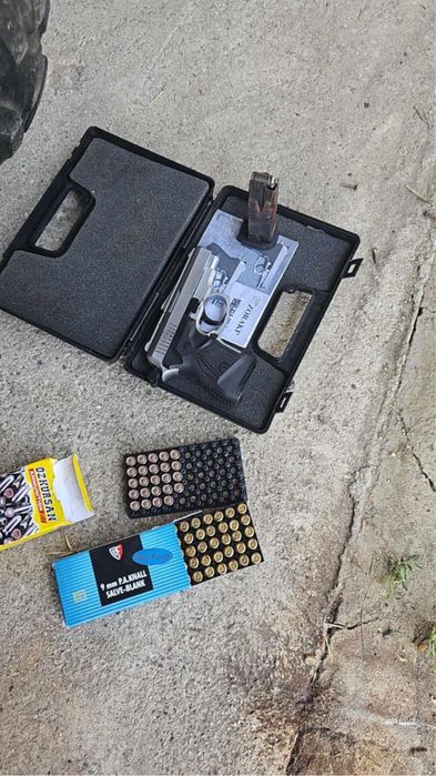 2 Pistoale cu cartuse , perfect legale cu gloante oarbe