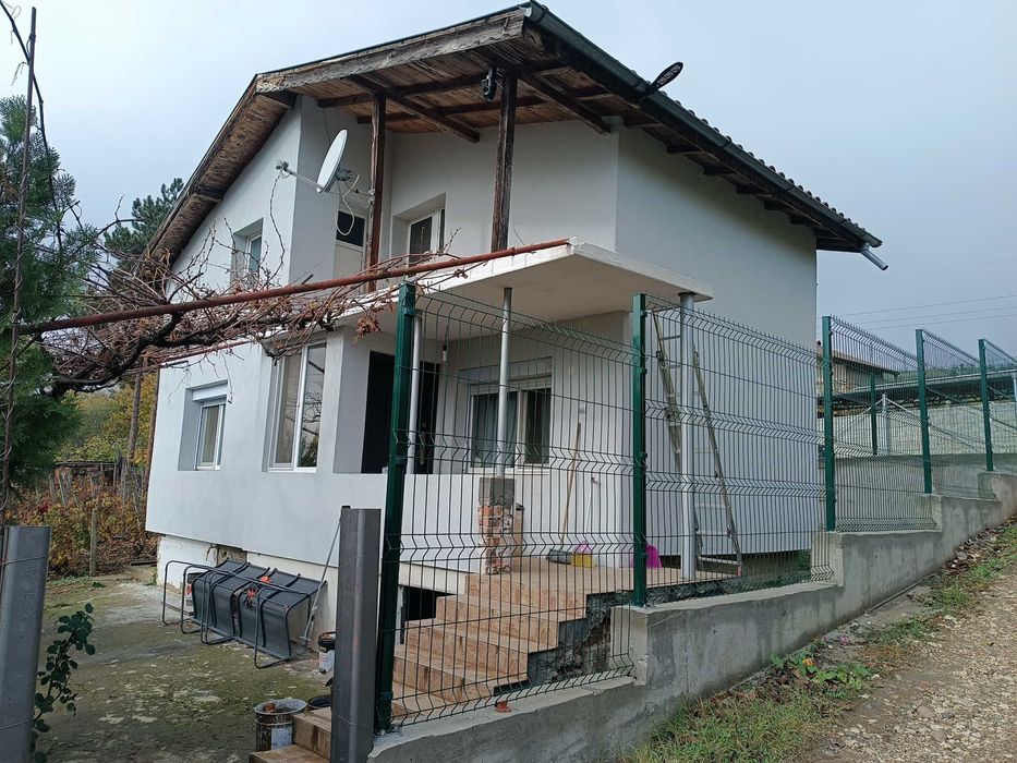 Продавам къща в Червен бряг, Маркова могила.