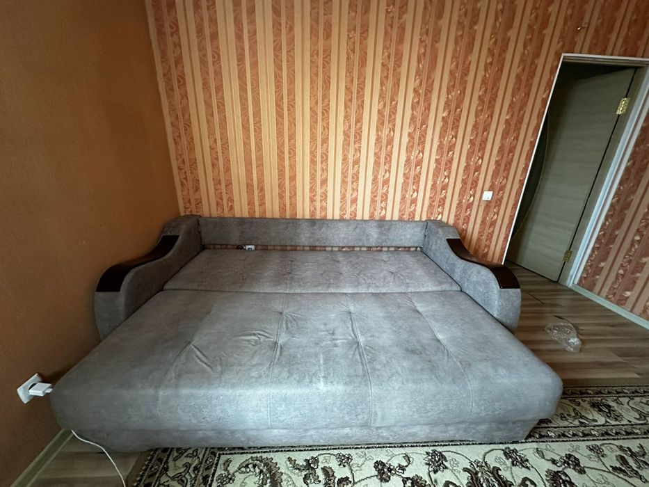 Срочно продаю диван в отличном состояние