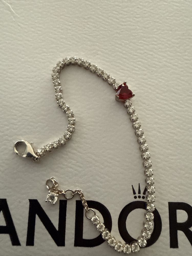 Оригинална Pandora гривна с червено блестящо сърце