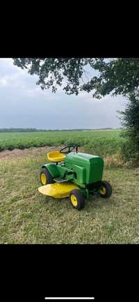 Tractoras tuns iarba John Deere