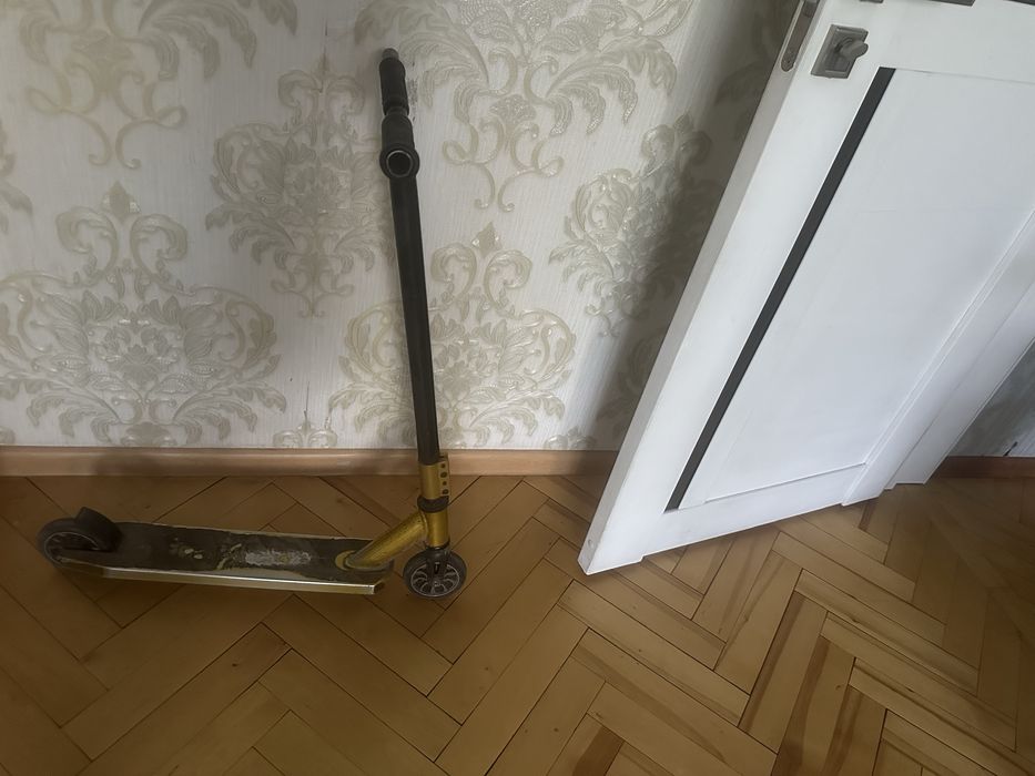 Продам самокат, для катания и трюков. В отличном состоянии.