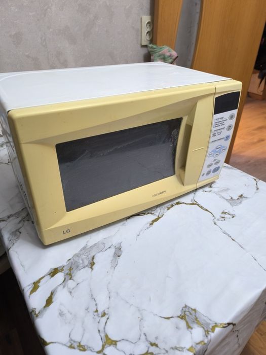 Продам  микроволновку на запчасти!