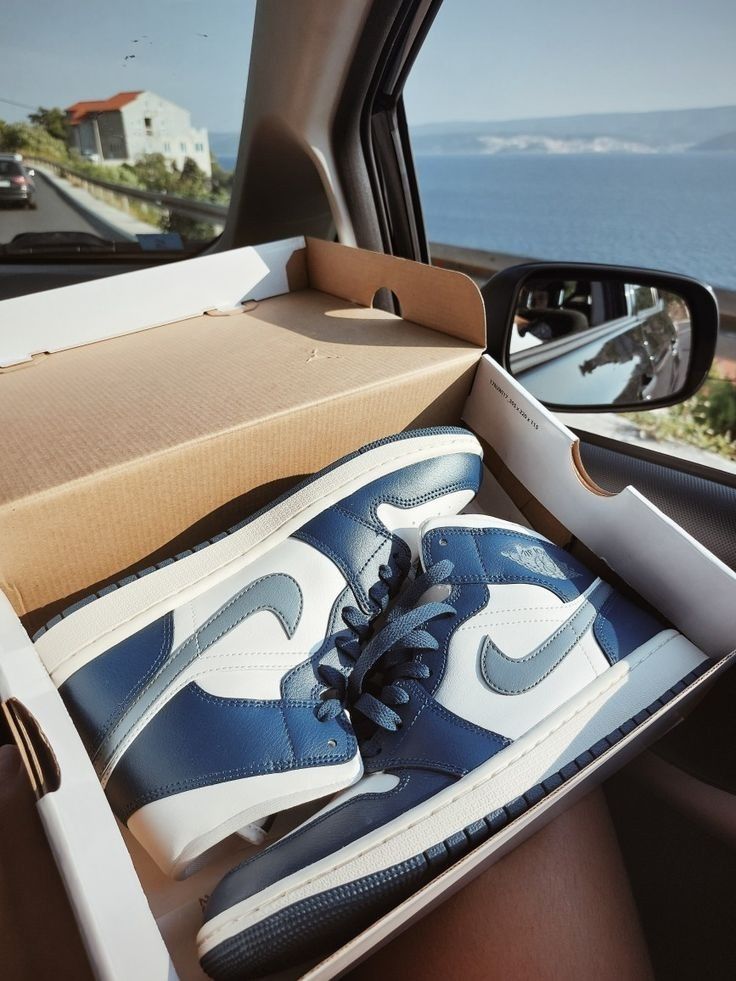 Jordan 1 Mid Blue