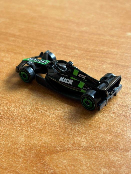Колекционерска Формула 1 количка Kick от HotWheels сезон 24/25