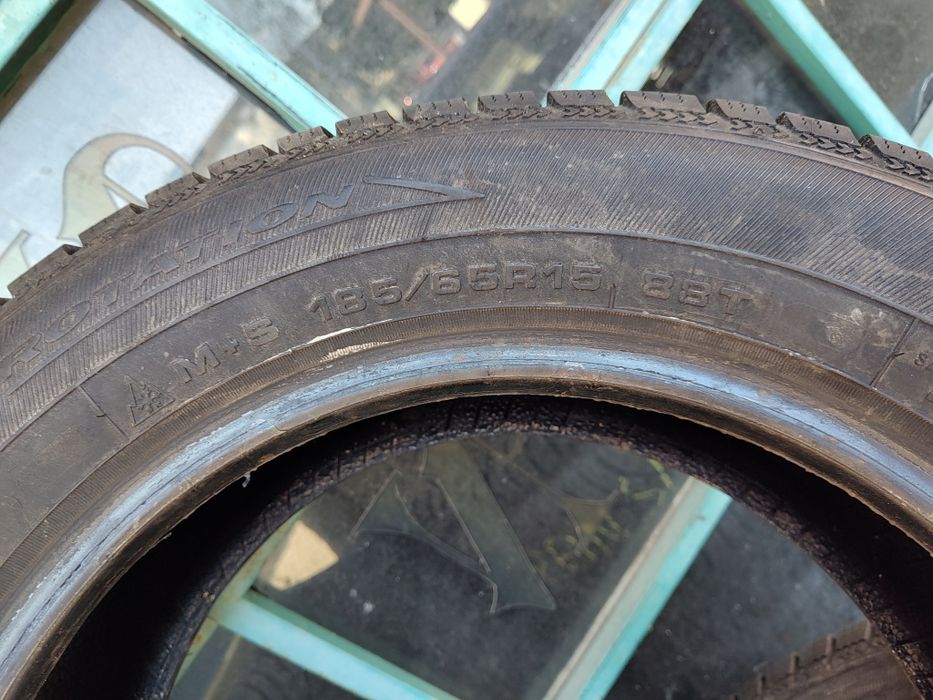 Продавам 2 зимни гуми 185/65/15 Debica