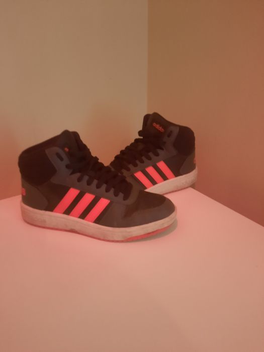 Adidasi adidas pentru baschet