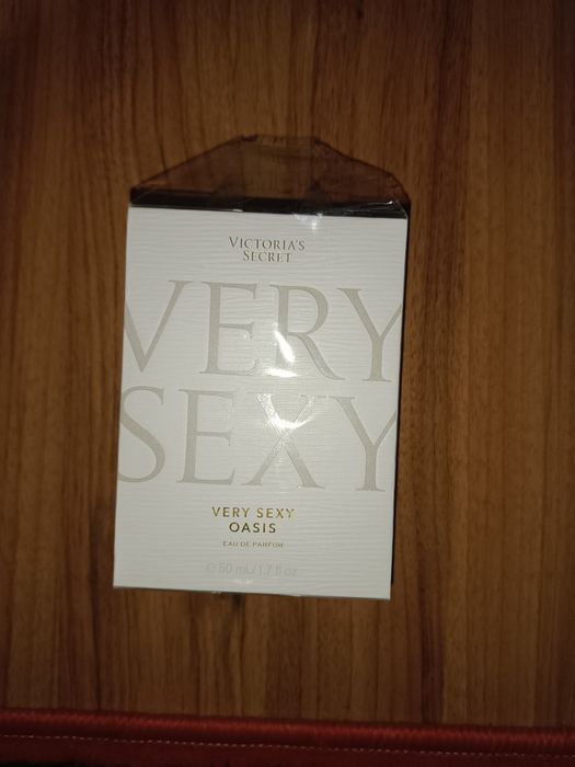 Parfume . VICTORIA'S SECRET/very sexy OASIS