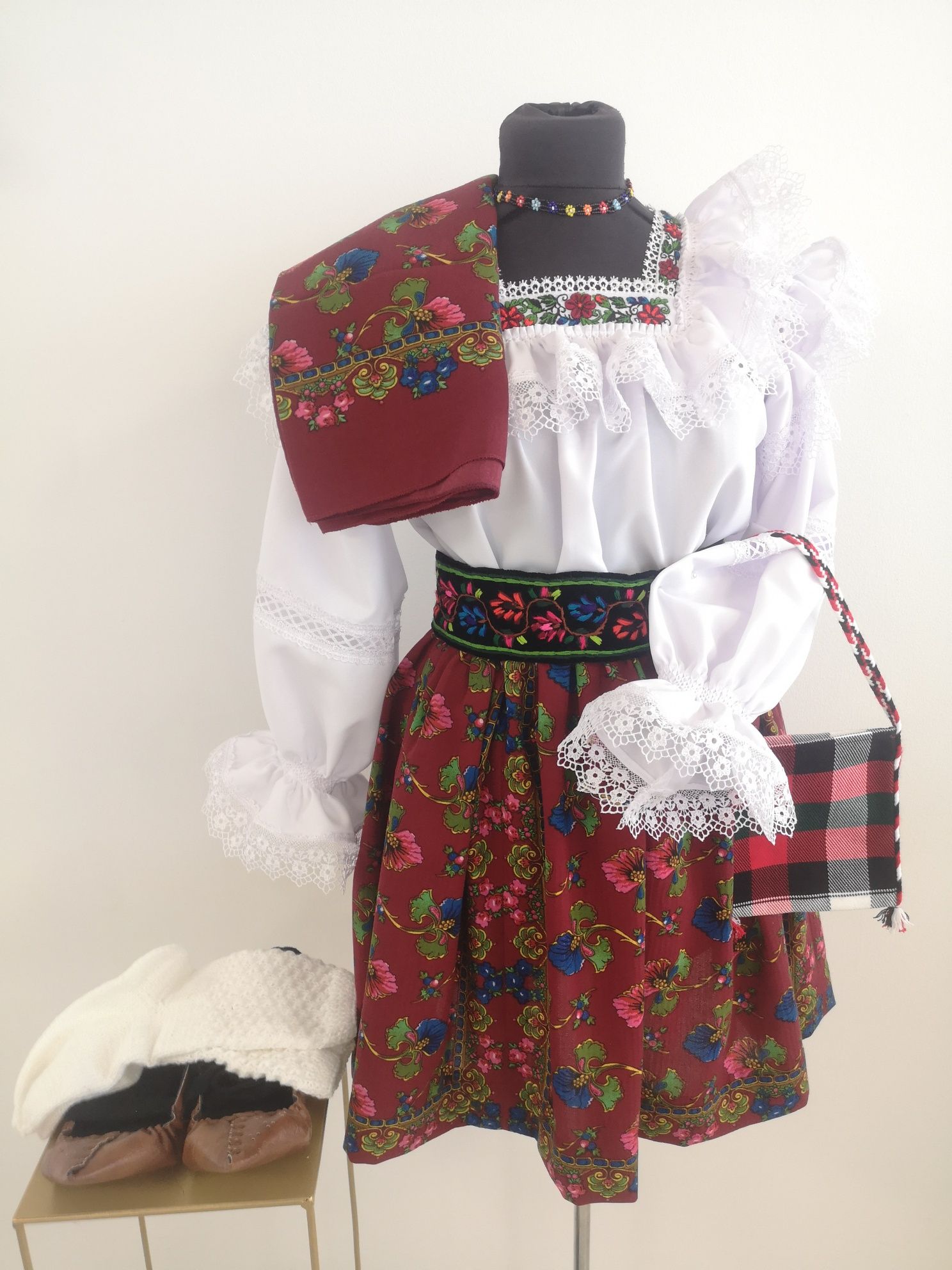 Costum popular complet pentru fete de Maramures