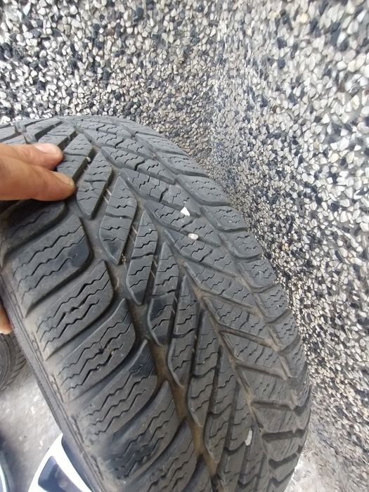 Продавам зимни гуми с джанти и капачки 15" 195/60 R15,