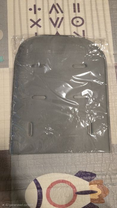 Чисто нова неразопакована мека подложка за количка. Сив цвят.