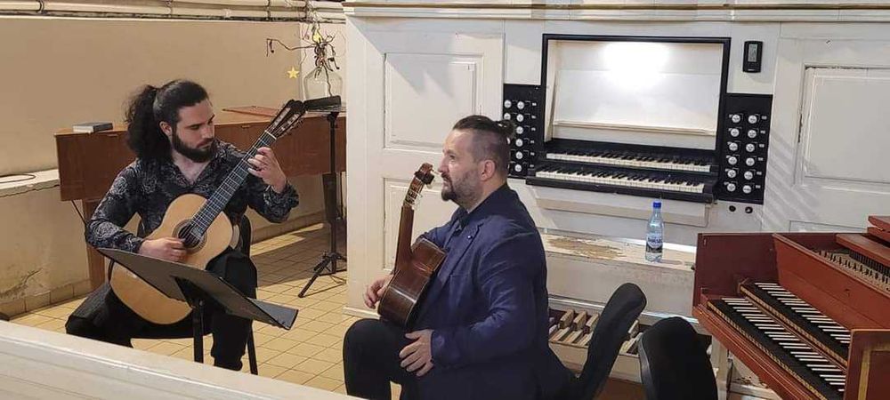 Predau lectii/cursuri de chitara clasica/electrica/bass