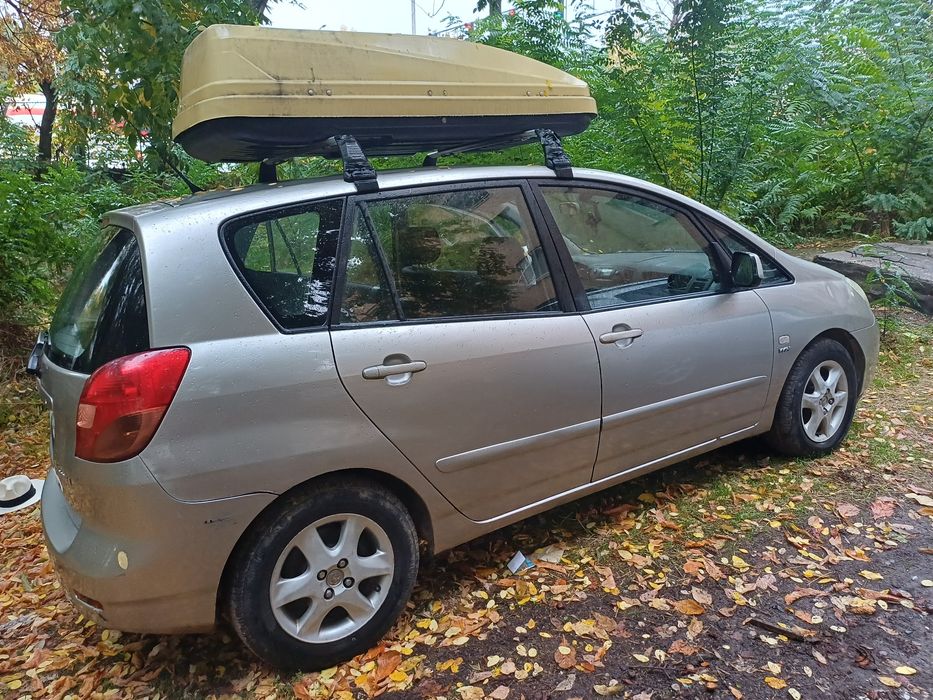 Продавам Тойота Корола Версо.