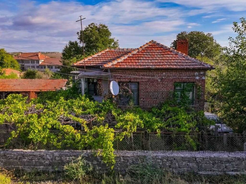 Двуетажна къща за ремонт в село Сърнево, област Бургас