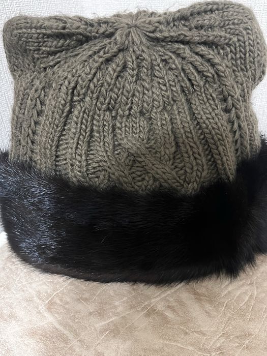 Шапка вязанная с норковой вставкой