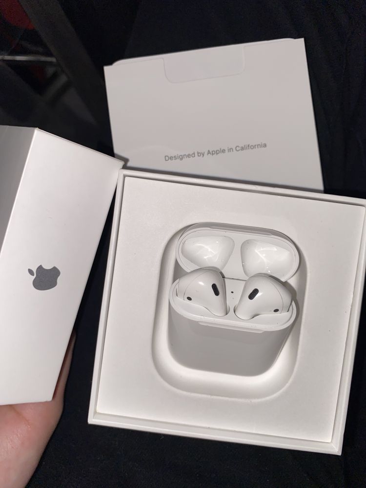 AirPods оригинал почти новый