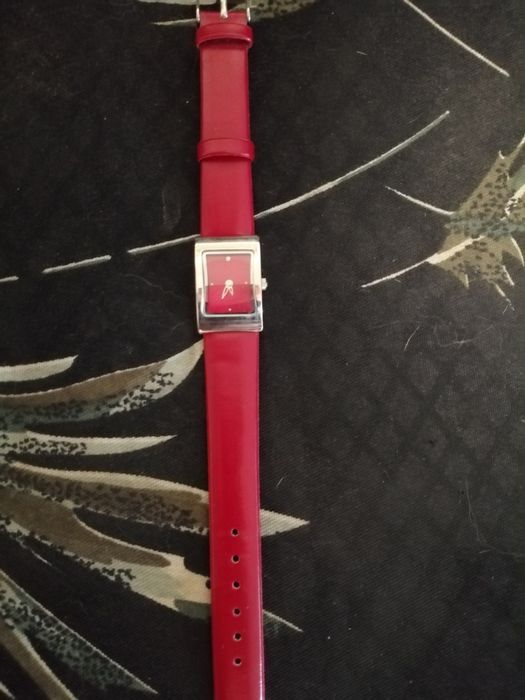 Дамски часовник нов